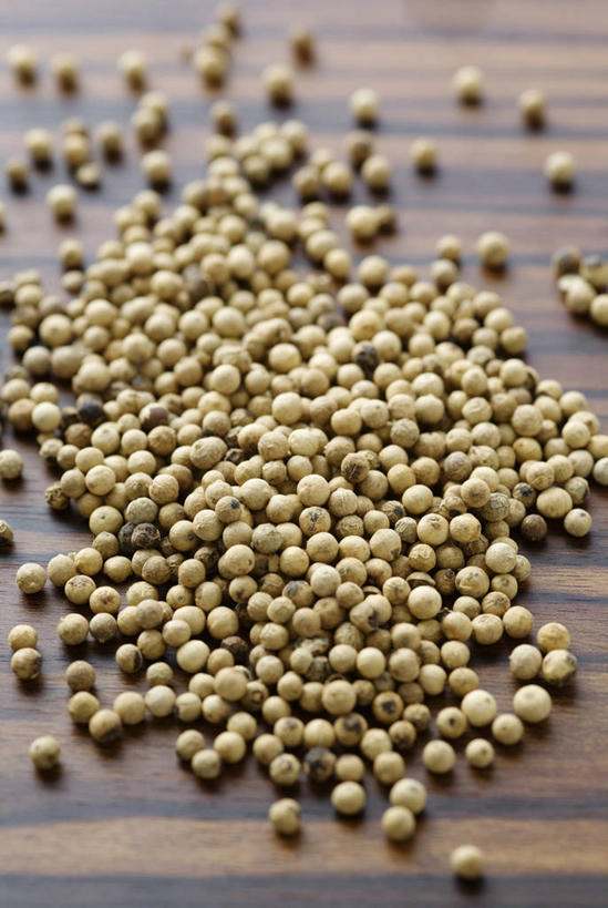 无人,竖图,俯视,室内,特写,白天,餐桌,桌子,一堆,许多,阴影,堆叠,堆积,反射,影子,调料,调味,香料,佐料,调味品,很多,调味料,餐台,堆,白胡椒,配料,作料,胡椒,彩图,高角度拍摄