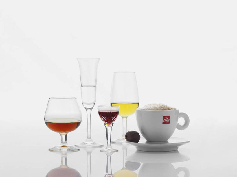 红酒,咖啡,葡萄酒,无人,横图,室内,特写,白天,白色背景,正面,幸福,餐桌,桌子,杯子,五个,一排,许多,阴影,整齐,反射,瓷器,高脚杯,影子,卡布奇诺,咖啡杯,陶瓷制品,红酒杯,酒类,娱乐,玻璃制品,酒,饮料,排列,酒杯,享受,休闲,温馨,红葡萄酒,放松,乐趣,摄影,影棚,餐台,提神,舒适,葡萄酒杯,队列,瓷杯,醒脑,利口酒,软饮料,蒸馏酒,卡布奇诺咖啡,餐后甜酒,玻璃杯,彩图,影棚拍摄,拍摄,利口酒杯