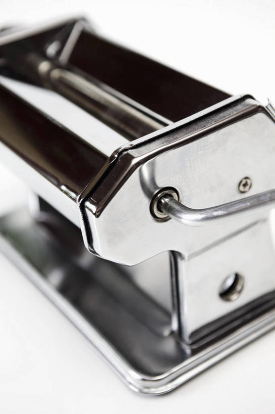 无人,竖图,俯视,室内,特写,白天,白色背景,纯洁,餐桌,桌子,静物,金属制品,切开,阴影,反射,金属,电器,工具,影子,银色,设备,切,摄影,信仰,影棚,餐台,一台,家电,家用电器,高贵,雅致,面条机,彩图,高角度拍摄,影棚拍摄,拍摄