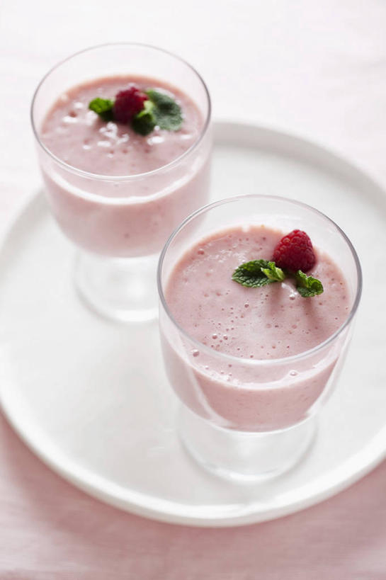 无人,竖图,俯视,室内,特写,白天,白色背景,餐桌,桌子,草莓,浆果,杯子,餐具,水果,叶子,阴影,新鲜,反射,碟子,盘,影子,生食,食品,甜点,甜品,果实,绿叶,两杯,玻璃制品,食物,饮料,三个,红色,盘子,水杯,碟,甜食,嫩叶,冰淇淋,摄影,有机食品,绿色食品,影棚,餐台,鲜奶,奶昔,草莓奶昔,叶,叶片,玻璃杯,洋莓,水果皇后,红莓,地莓,彩图,高角度拍摄,影棚拍摄,拍摄