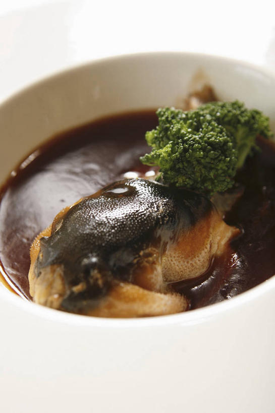 无人,竖图,俯视,室内,特写,白天,白色背景,烹饪,中餐,餐桌,桌子,野生动物,阴影,反射,影子,陶瓷,调料,酱料,酱汁,肉,鱼肉,佐料,料理,食品,陶瓷制品,调味品,调味料,酱,菜肴,美食,肉类,食物,一个,动物,容器,碗,中式,可爱,摄影,活泼,佳肴,影棚,单个,餐台,储藏,储存,肉食,大鲵,大鲵鱼,孩儿鱼,脚鱼,腊狗,啼鱼,娃娃鱼,彩图,高角度拍摄,影棚拍摄,拍摄,贮存