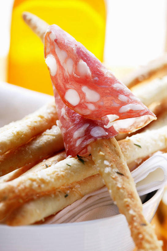 点心,面包,无人,竖图,俯视,室内,特写,白天,餐桌,桌子,一堆,许多,阴影,堆叠,堆积,朦胧,模糊,反射,影子,陶瓷,食品,面点,陶瓷制品,很多,食物,糕点,一个,容器,碗,单个,餐台,储藏,堆,储存,彩图,高角度拍摄,面包条,贮存