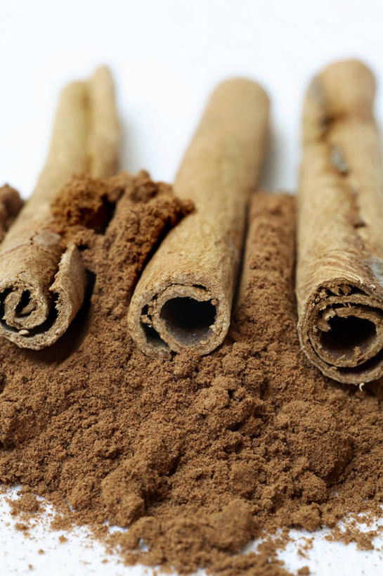 无人,竖图,俯视,室内,特写,白天,白色背景,餐桌,桌子,三根,一排,阴影,整齐,反射,粉末,影子,调味,香料,佐料,肉桂,排列,粉,摄影,影棚,餐台,肉桂粉,配料,队列,桂皮,作料,官桂,牡桂,筒桂,香桂,玉桂,粉状,粉剂,彩图,高角度拍摄,影棚拍摄,拍摄,玉桂粉