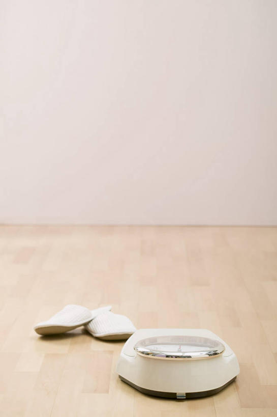 无人,竖图,俯视,室内,特写,白天,仪器,地板,静物,鞋子,一双,阴影,反射,影子,地面,生活,木地板,拖鞋,健康,一台,衡量,体重,计量,衡器,健康秤,秤,体重秤,彩图,高角度拍摄