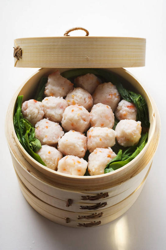 海鲜,蒸笼,无人,竖图,俯视,室内,特写,白天,白色背景,烹饪,餐桌,桌子,蔬菜,厨具,叶子,一排,阴影,竹制,新鲜,整齐,反射,影子,生菜,莴苣,虾,食品,绿叶,水产,大虾,海洋生物,食物,排列,嫩叶,摄影,有机食品,绿色食品,影棚,对虾,餐台,堆,竹制品,队列,水生动物,海产品,笼屉,水生物,海底动物,虾球,烹饪用具,斑节虾,春菜,鹅仔菜,莴仔菜,千金菜,叶用莴苣,东方对虾,中国对虾,叶,叶片,烹调用具,烹调,彩图,高角度拍摄,影棚拍摄,拍摄