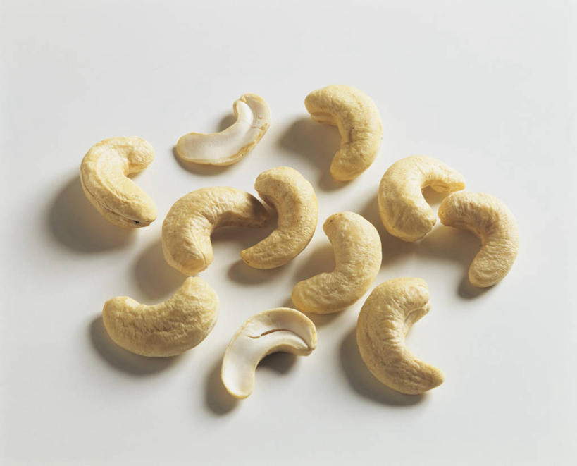 无人,横图,俯视,室内,特写,白天,白色背景,餐桌,桌子,许多,阴影,反射,影子,坚果,很多,排列,干果,摄影,影棚,餐台,腰果,鸡腰果,介寿果,摆列,彩图,高角度拍摄,影棚拍摄,拍摄,布列,分列