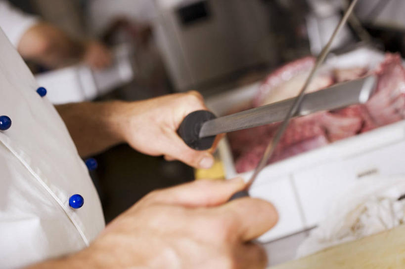 西方人,手,一个人,厨师,站,横图,室内,特写,白天,侧面,工作服,制服,厨房,金属制品,欧洲,欧洲人,双手,仅一个男性,仅一个人,仅一个中年男性,握,服装,朦胧,模糊,金属,工具,肉,刀具,拿,拿着,猪肉,肉类,衣服,白色,刀,站着,手部,握着,服饰,衣着,穿着,菜刀,磨刀棒,肉食,豚肉,切菜刀,工作制服,衣饰,男人,男性,中年男性,白种人,厨师长,厨子,大厨,主厨,站立,半身,彩图,工作套服,灶间