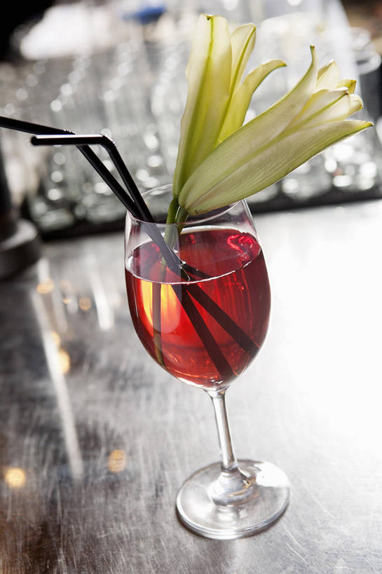 果汁,无人,竖图,俯视,室内,特写,白天,餐桌,桌子,百合花,樱桃,杯子,水果,阴影,新鲜,盛开,反射,高脚杯,影子,塑料,生食,食品,果实,红酒杯,饮品,一杯,花蕾,玻璃制品,花,花瓣,花朵,鲜花,食物,饮料,一个,红色,酒杯,塑料制品,吸管,花苞,花蕊,有机食品,绿色食品,单个,餐台,樱桃汁,空心,葡萄酒杯,可口,强瞿,饮管,适口,百合蒜,倒仙,番韭,山丹,玻璃杯,樱珠,莺桃,英桃,楔桃,牛桃,荆桃,彩图,高角度拍摄,圆柱状