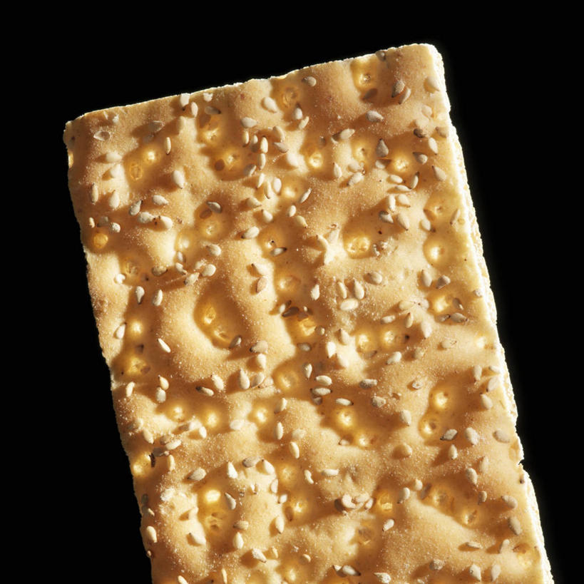 点心,无人,方图,俯视,室内,特写,白天,餐桌,桌子,一块,阴影,黑色背景,反射,影子,芝麻,食品,食物,饼干,零食,摄影,影棚,餐台,脂麻,胡麻,白麻,巨胜子,油麻,彩图,高角度拍摄,影棚拍摄,拍摄,黑麦薄脆饼