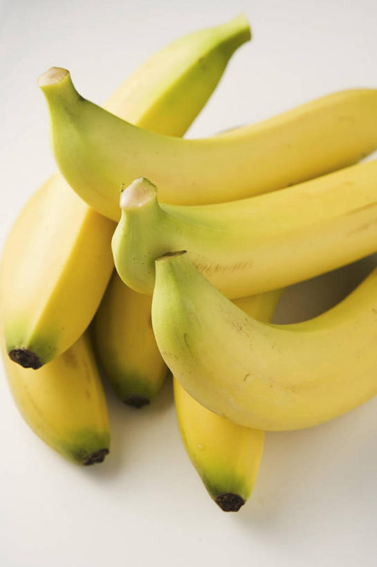 无人,竖图,俯视,室内,特写,白天,白色背景,桌面,桌子,香蕉,水果,一堆,许多,阴影,堆叠,堆积,新鲜,反射,木制,影子,生食,食品,果实,食物,黄色,木制品,摄影,有机食品,绿色食品,影棚,堆,甘蕉,彩图,高角度拍摄,影棚拍摄,拍摄