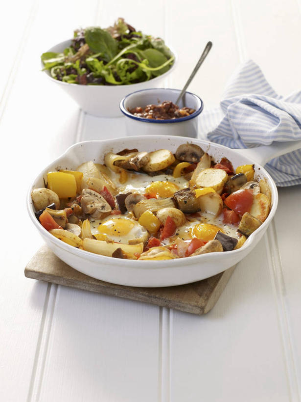 无人,竖图,俯视,室内,特写,白天,白色背景,烹饪,西餐,桌面,桌子,蔬菜,阴影,新鲜,反射,木制,影子,勺子,陶瓷,菌菇,蘑菇,蛋,荷包蛋,鸡蛋,煎蛋,料理,食品,案板,陶瓷制品,菌类,菜肴,美食,砧板,食物,木制品,容器,调羹,汤匙,碗,食用菌,西式,摄影,佳肴,有机食品,绿色食品,影棚,储藏,储存,卵,煎鸡蛋,彩图,高角度拍摄,影棚拍摄,拍摄,贮存