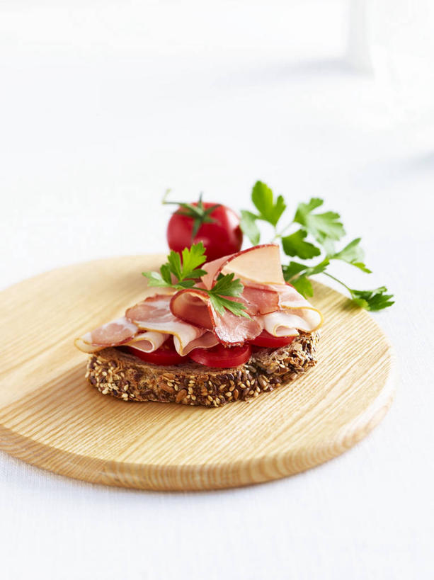 点心,面包,无人,竖图,俯视,室内,特写,白天,白色背景,桌面,桌子,芹菜,蔬菜,西红柿,阴影,新鲜,反射,木制,影子,肉,食品,面点,案板,火腿,猪肉,肉类,砧板,食物,腌制,糕点,木制品,黑面包,摄影,有机食品,绿色食品,荷兰芹,欧芹,香芹,影棚,全麦面包,肉食,豚肉,法香,巴西利,洋香菜,洋芫荽,法国香菜,旱芹菜,番荽,麸皮面包,熏制,火肉,兰熏,猪腿,番茄,彩图,高角度拍摄,影棚拍摄,拍摄