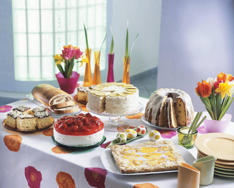 点心,无人,横图,俯视,室内,白天,窗户,桌面,桌子,花瓶,蜡烛,复活节,阴影,节日,庆祝,盛开,反射,光线,木制,布料,火焰,影子,烛光,陶瓷,墙,食品,陶瓷制品,燃烧,花蕾,布纹,文化,玻璃窗,墙壁,墙面,桌布,花,花瓣,花朵,鲜花,食物,糕点,白色,餐巾,木制品,瓶子,容器,台布,碗,生日蛋糕,花苞,花蕊,点燃,祈祷,庆典,许愿,纪念,储藏,祈求,储存,平安,彩图,高角度拍摄,贮存,蛋糕