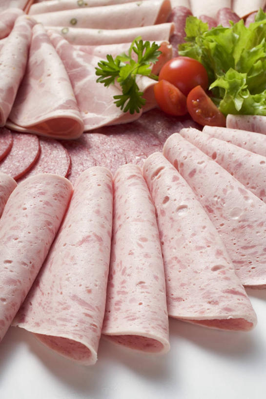 无人,竖图,俯视,室内,特写,白天,白色背景,桌面,桌子,蔬菜,西红柿,小番茄,一排,切开,阴影,新鲜,整齐,反射,木制,影子,生菜,莴苣,香肠,食品,腊肠,食物,排列,木制品,切,摄影,有机食品,绿色食品,影棚,堆,队列,剖面,切面,春菜,鹅仔菜,莴仔菜,千金菜,叶用莴苣,奶油生菜,小西红柿,樱桃小番茄,珍珠小番茄,樱桃番茄,圣女果,番茄,彩图,高角度拍摄,影棚拍摄,拍摄