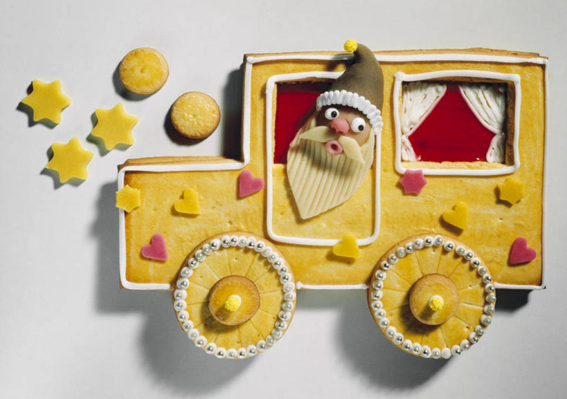 点心,无人,横图,俯视,室内,特写,白天,白色背景,窗帘,桌面,桌子,汽车,帽子,圣诞节,一辆,圣诞老人,阴影,节日,庆祝,装饰,反射,木制,影子,食品,曲奇,文化,车,食物,红色,帘子,木制品,交通工具,轿车,饼干,零食,庆典,圣诞帽,遮阳,摄影,影棚,纪念,华丽,修饰,点缀,载具,曲奇饼,曲奇饼干,衬托,美观,雅致,雅观,棉帽,彩图,高角度拍摄,影棚拍摄,拍摄