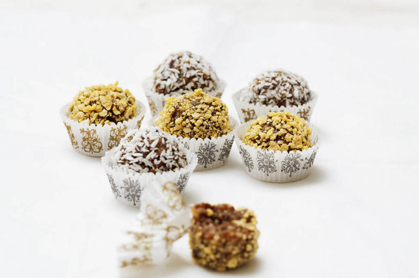 无人,横图,俯视,室内,特写,白天,白色背景,桌面,桌子,椰子,许多,阴影,反射,木制,影子,食品,糖,糖果,甜点,甜品,食物,木制品,甜食,巧克力,摄影,影棚,朱古力,纸托,大椰,胥余,椰瓢,越王头,蛋糕托,蛋糕托纸,蛋糕纸托,彩图,高角度拍摄,影棚拍摄,拍摄