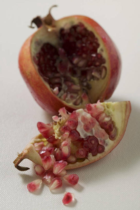 无人,竖图,俯视,室内,特写,白天,白色背景,桌面,桌子,石榴,水果,阴影,朦胧,模糊,新鲜,反射,木制,影子,生食,食品,果实,食物,一个,木制品,摄影,有机食品,绿色食品,影棚,单个,涂林,若榴,金罂,金庞,丹若,安石榴,彩图,高角度拍摄,影棚拍摄,拍摄