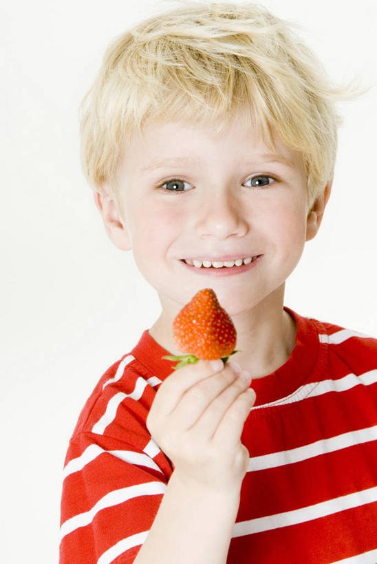 西方人,儿童,一个人,站,笑,微笑,露齿笑,竖图,室内,白天,白色背景,正面,纯洁,草莓,浆果,水果,欧洲,欧洲人,仅一个男性,仅一个人,握,服装,新鲜,生食,食品,果实,拿,拿着,注视,休闲装,食物,小孩,衣服,观察,看,站着,仅一个小孩,休闲,休闲服,可爱,童年,童趣,握着,摄影,服饰,有机食品,绿色食品,影棚,观看,察看,关注,童真,烂漫,无邪,天真,男孩,男人,男性,白种人,孩子,洋莓,水果皇后,红莓,地莓,站立,半身,彩图,影棚拍摄,拍摄,男生