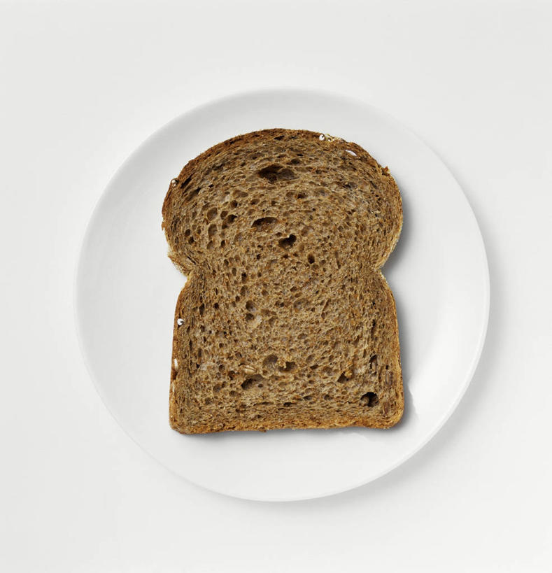 点心,面包,无人,竖图,俯视,室内,特写,白天,白色背景,桌面,桌子,餐具,一片,阴影,反射,木制,碟子,盘,影子,食品,面点,食物,糕点,盘子,木制品,碟,黑面包,摄影,影棚,全麦面包,麸皮面包,彩图,高角度拍摄,影棚拍摄,拍摄