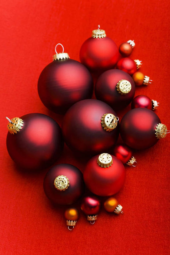 无人,竖图,俯视,室内,特写,白天,兴奋,热情,桌面,桌子,静物,圣诞节,一堆,许多,阴影,堆叠,堆积,红色背景,节日,庆祝,装饰,反射,木制,挂饰,影子,圣诞球,开放,文化,球,红色,木制品,庆典,健康,球体,温暖,奔放,活力,积极,激情,摄影,朝气,影棚,纪念,堆,华丽,修饰,暖色,吉祥,点缀,生命,饱满,衬托,美观,雅致,雅观,革命,热烈,赤色,充实,斗志,喜气,主动,彩图,高角度拍摄,影棚拍摄,欢乐,拍摄