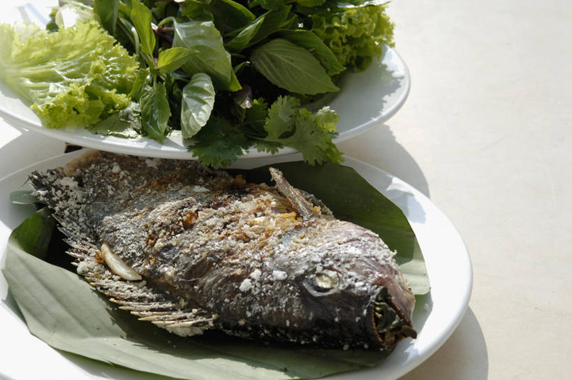 无人,横图,俯视,室内,特写,白天,白色背景,烧烤,桌面,桌子,餐具,一条,阴影,朦胧,模糊,反射,木制,鱼,碟子,盘,影子,调味,香料,佐料,烤架,烤肉,鱼类,香茅,柠檬草,海洋生物,两个,盘子,木制品,碟,铁架,摄影,影棚,水生动物,水生物,海底动物,罗非鱼,作料,非洲鲫鱼,吴郭鱼,越南鱼,彩图,高角度拍摄,影棚拍摄,拍摄