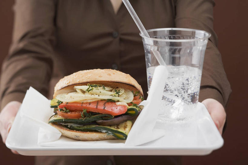 点心,面包,西方人,手,一个人,站,捧,横图,室内,特写,白天,正面,烹饪,西餐,餐桌,桌子,蔬菜,杯子,餐具,欧洲,欧洲人,双手,仅一个年轻女性,仅一个女性,仅一个人,紫色背景,服装,新鲜,碟子,盘,塑料,生菜,莴苣,肉,汉堡,料理,食品,面点,饮品,休闲装,菜肴,美食,肉类,食物,糕点,饮料,衣服,盘子,塑料制品,吸管,碟,快餐,站着,休闲,手部,休闲服,西式,摄影,服饰,佳肴,有机食品,绿色食品,影棚,餐台,塑料杯,苏打水,空心,可口,肉食,西式快餐,垃圾食品,春菜,鹅仔菜,莴仔菜,千金菜,饮管,叶用莴苣,适口,奶油生菜,年轻女性,女人,女性,白种人,端,端着,捧着,手捧,站立,半身,彩图,影棚拍摄,拍摄,圆柱状