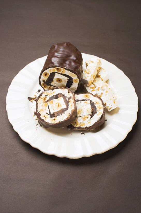 蜂蜜,无人,竖图,俯视,室内,特写,白天,桌面,桌子,杏仁,餐具,一堆,许多,切开,阴影,堆叠,堆积,棕色背景,反射,木制,碟子,盘,影子,食品,糖,糖果,甜点,甜品,食物,盘子,木制品,碟,甜食,巧克力,切,摄影,影棚,朱古力,堆,花蜜,剖面,切面,牛轧糖,止痛,解毒,冬酿,石蜜,鸟结糖,纽结糖,杏子,杏梅仁,杏核仁,木落子,苦杏仁,彩图,高角度拍摄,影棚拍摄,拍摄