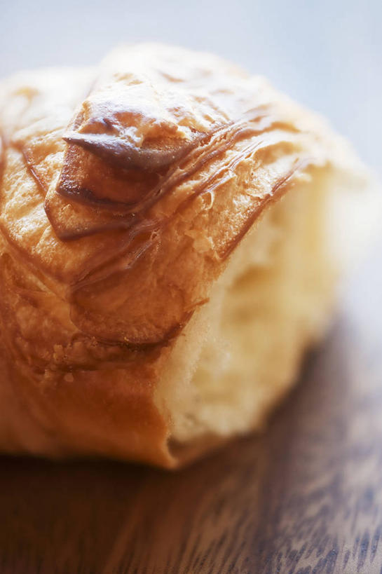 点心,面包,无人,竖图,俯视,室内,特写,白天,桌子,阴影,朦胧,模糊,反射,影子,食品,面点,羊角面包,食物,糕点,一个,牛角面包,摄影,影棚,单个,床上桌,懒人桌,彩图,高角度拍摄,影棚拍摄,拍摄