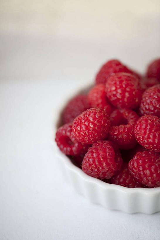 无人,竖图,俯视,室内,特写,白天,白色背景,桌面,桌子,浆果,水果,一堆,许多,阴影,堆叠,堆积,朦胧,模糊,新鲜,反射,木制,影子,陶瓷,桑葚,桑椹,生食,食品,果实,陶瓷制品,食物,一个,木制品,容器,碗,覆盆子,摄影,有机食品,绿色食品,影棚,单个,储藏,堆,储存,彩图,高角度拍摄,影棚拍摄,拍摄,贮存