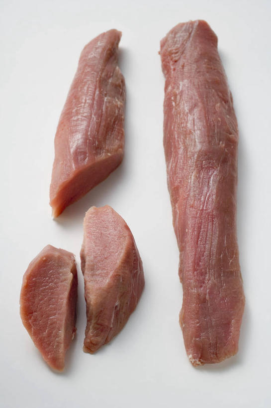 无人,竖图,俯视,室内,特写,白天,白色背景,桌面,桌子,切开,阴影,反射,纹路,木制,纹理,影子,肉,猪肉,肉类,红色,木制品,切,四块,摄影,影棚,剖面,肉食,切面,豚肉,肌理,彩图,高角度拍摄,影棚拍摄,拍摄