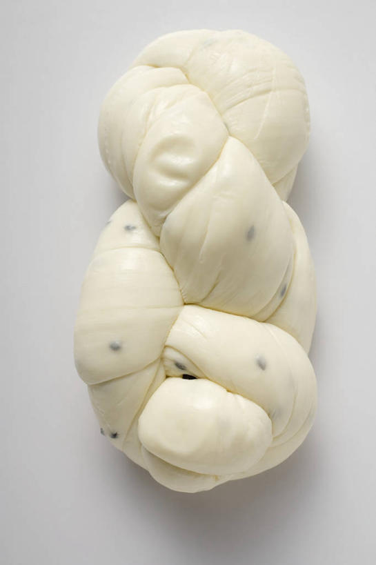 奶酪,无人,交叉,竖图,俯视,室内,特写,白天,白色背景,桌面,桌子,阴影,环绕,围绕,反射,木制,影子,干酪,起司,芝士,营养,环抱,一个,木制品,乳酪,摄影,影棚,单个,乳制品,发酵,相交,交集,萦绕,彩图,高角度拍摄,影棚拍摄,拍摄