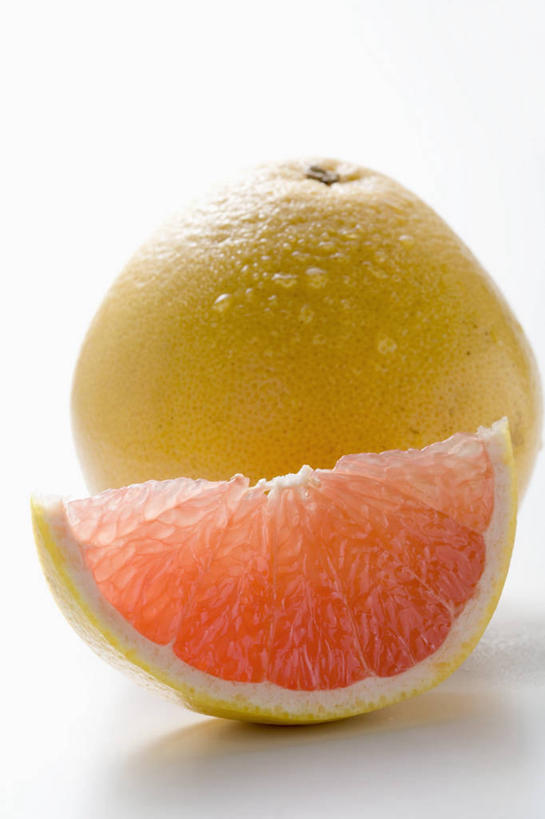 无人,竖图,俯视,室内,特写,白天,白色背景,水,桌面,桌子,水果,切开,阴影,新鲜,反射,木制,液体,影子,水滴,生食,食品,果实,葡萄柚,食物,两个,黄色,红色,木制品,西柚,切,摄影,有机食品,绿色食品,影棚,剖面,切面,朱栾,彩图,高角度拍摄,影棚拍摄,拍摄