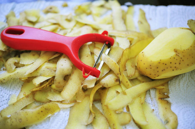 无人,横图,俯视,室内,特写,白天,桌面,桌子,蔬菜,土豆,金属制品,一堆,许多,阴影,堆叠,堆积,朦胧,模糊,新鲜,反射,金属,木制,工具,影子,食品,刀具,食物,木制品,刀,摄影,有机食品,绿色食品,影棚,堆,削皮器,馍馍蛋,去皮,洋芋,山药蛋,马铃薯,彩图,高角度拍摄,影棚拍摄,拍摄