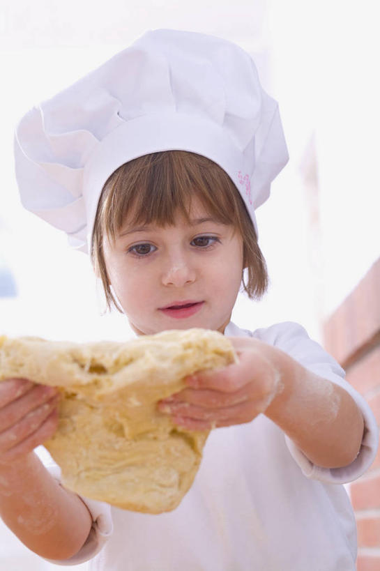 西方人,儿童,一个人,站,笑,微笑,竖图,室内,白天,正面,工作服,制服,纯洁,窗户,帽子,欧洲,欧洲人,仅一个女性,仅一个人,握,朦胧,模糊,粉末,面粉,拿,粮食,拿着,注视,玻璃窗,小孩,观察,看,站着,仅一个小孩,粉,可爱,童年,童趣,握着,观看,农产品,察看,关注,厨师帽,童真,烂漫,无邪,原材料,粉状,工作制服,天真,女孩,女人,女性,白种人,孩子,站立,半身,彩图,工作套服,女生