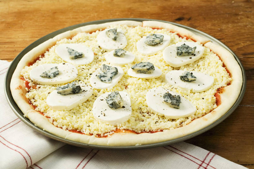 奶酪,无人,横图,俯视,室内,特写,白天,烹饪,西餐,餐桌,桌子,餐具,阴影,反射,木制,布料,碟子,盘,影子,干酪,起司,料理,食品,披萨,匹萨,芝士,营养,布纹,菜肴,美食,桌布,食物,一个,盘子,餐巾,木制品,碟,台布,快餐,乳酪,西式,佳肴,单个,餐台,乳制品,比萨,发酵,西式快餐,垃圾食品,蓝纹奶酪,意大利薄饼,马苏里拉,马苏里拉奶酪,马祖里拉,莫扎雷拉,莫兹瑞拉,斯提耳顿干酪,莫扎里拉,彩图,高角度拍摄