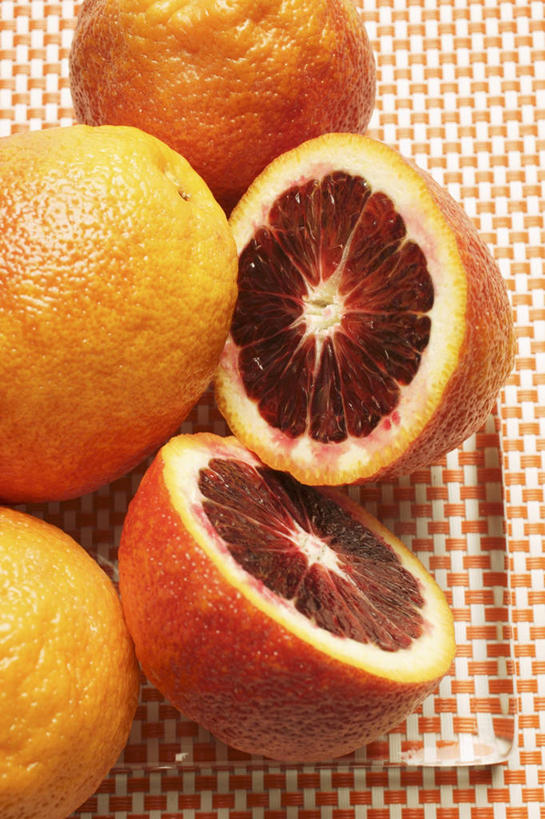 无人,竖图,俯视,室内,特写,白天,餐桌,桌子,柑橘,餐具,水果,许多,阴影,新鲜,反射,碟子,盘,影子,生食,食品,果实,食物,盘子,碟,有机食品,绿色食品,餐台,血橙,横截面,剖面,截面,截面图形,橘子,桔子,橙子,橙,彩图,高角度拍摄