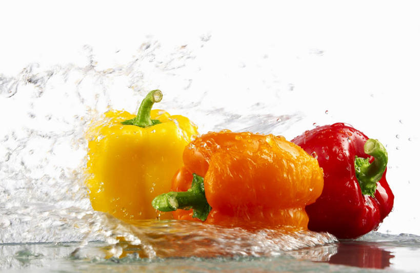 无人,横图,室内,特写,白天,白色背景,正面,水,餐桌,桌子,辣椒,蔬菜,阴影,飞溅,新鲜,溅,反射,液体,影子,水滴,食品,水珠,食物,黄色,红色,橙色,摄影,有机食品,绿色食品,影棚,餐台,喷洒,彩椒,辣角,红海椒,大椒,辣虎,广椒,甜椒,柿子椒,辣子,海椒,番椒,灯笼椒,彩图,影棚拍摄,拍摄