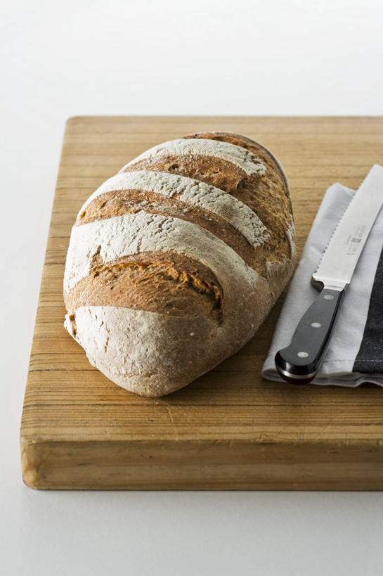 点心,面包,无人,竖图,俯视,室内,特写,白天,白色背景,餐桌,桌子,金属制品,一把,阴影,反射,金属,木制,布料,工具,影子,食品,面点,案板,刀具,布纹,砧板,桌布,食物,糕点,一个,餐巾,木制品,台布,刀,黑面包,摄影,影棚,单个,餐台,全麦面包,菜刀,切菜刀,麸皮面包,彩图,高角度拍摄,影棚拍摄,拍摄