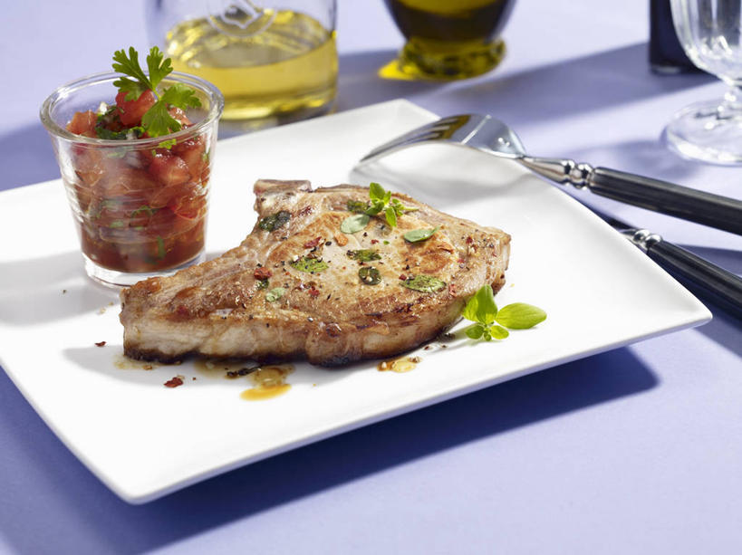 无人,横图,俯视,室内,特写,白天,餐桌,桌子,蔬菜,西红柿,杯子,餐具,一把,一堆,许多,阴影,堆叠,堆积,紫色背景,新鲜,反射,叉子,碟子,盘,影子,肉,食品,猪排,猪肉,肉类,玻璃制品,食物,一个,红色,白色,盘子,水杯,碟,摄影,有机食品,绿色食品,影棚,单个,餐台,堆,肉食,餐叉,豚肉,玻璃杯,进餐用具,番茄,彩图,高角度拍摄,影棚拍摄,拍摄