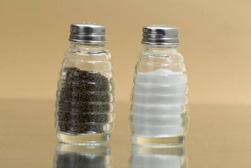 无人,横图,室内,特写,白天,正面,餐桌,桌子,一堆,许多,阴影,堆叠,堆积,黄色背景,反射,影子,调料,调味,香料,佐料,黑胡椒,调味品,调味料,食盐,玻璃制品,两个,白色,玻璃瓶,瓶子,摄影,影棚,餐台,堆,配料,作料,胡椒,彩图,影棚拍摄,拍摄