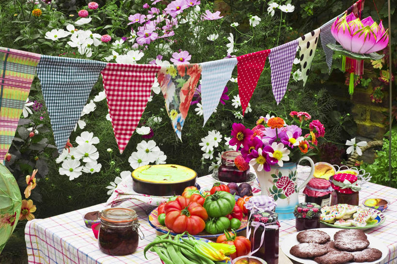 点心,无人,横图,俯视,室内,特写,白天,聚会,下午茶,植物,餐桌,桌子,辣椒,蔬菜,西红柿,旗帜,水果,玻璃,一排,阴影,新鲜,整齐,装饰,盛开,反射,影子,生食,聚餐,食品,果实,花蕾,旗子,蔬果,玻璃制品,花,花瓣,花朵,鲜花,树,树木,食物,糕点,排列,红色,绿色,自然,玻璃瓶,瓶子,果酱,花苞,花蕊,有机食品,绿色食品,生长,成长,餐台,华丽,修饰,点缀,队列,彩椒,广口瓶,辣角,红海椒,大椒,辣虎,广椒,衬托,美观,雅致,雅观,果子酱,旌旗,旗号,甜椒,柿子椒,辣子,海椒,番茄,番椒,灯笼椒,彩图,高角度拍摄,蛋糕