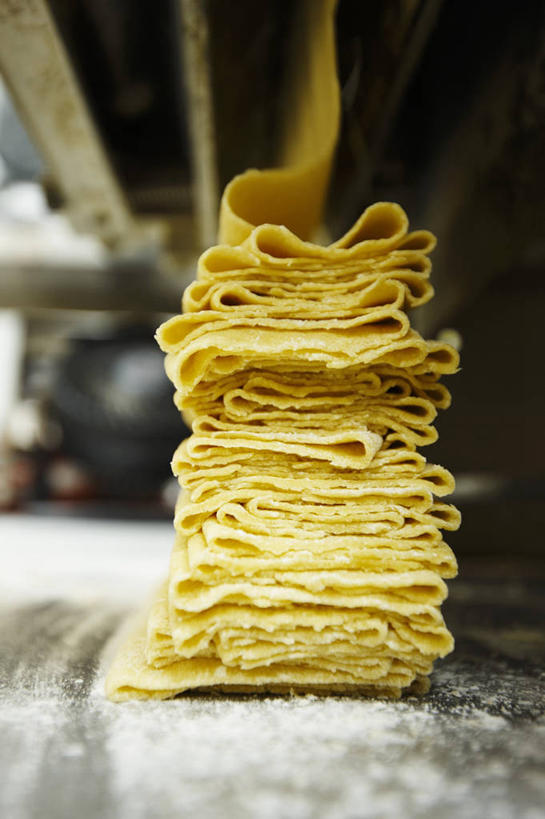 面食,面条,意大利面,无人,竖图,室内,特写,白天,正面,西餐,餐桌,桌子,一堆,许多,阴影,堆叠,堆积,朦胧,模糊,反射,粉末,影子,面,面粉,料理,食品,粮食,食物,黄色,白色,粉,西式,餐台,堆,农产品,原材料,粉状,彩图