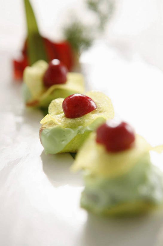 点心,无人,竖图,俯视,室内,特写,白天,白色背景,餐桌,桌子,樱桃,水果,阴影,朦胧,模糊,新鲜,反射,影子,生食,食品,甜点,甜品,果实,薯片,食物,糕点,红色,甜食,摄影,有机食品,绿色食品,影棚,餐台,樱珠,莺桃,英桃,楔桃,牛桃,荆桃,彩图,高角度拍摄,影棚拍摄,拍摄