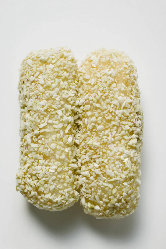 无人,竖图,俯视,室内,特写,白天,白色背景,餐桌,桌子,椰子,阴影,反射,影子,食品,糖,糖果,甜点,甜品,软糖,食物,两个,甜食,摄影,影棚,餐台,大椰,胥余,椰瓢,越王头,彩图,高角度拍摄,影棚拍摄,拍摄