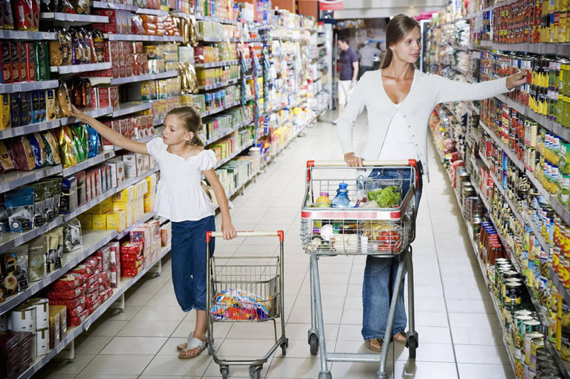 西方人,儿童,两个人,家庭,母亲,女儿,商店,横图,室内,白天,正面,购物,纯洁,消费,超市,购物车,欧洲,欧洲人,一排,许多,握,阴影,服装,裤子,整齐,反射,影子,注视,牛仔裤,休闲装,货架,架子,车,盒子,排列,小孩,衣服,容器,手推车,观察,看,休闲,温暖,温馨,母女,一家人,休闲服,可爱,母爱,童年,童趣,握着,金融,百货,服饰,观看,储藏,和睦,察看,便利,挑选,储存,存放,队列,关注,载具,选择,陈列架,选购,贸易,童真,百货公司,烂漫,无邪,快捷,血拼,方便,超市货架,采选,遴选,筛选,挑拣,挑撰,寄存,寄放,暂存,天真,年轻女性,女孩,女人,女性,白种人,孩子,年轻人,超级市场,大卖场,彩图,全身,购物商场,购物中心,商业中心,融洽,贮存,女生