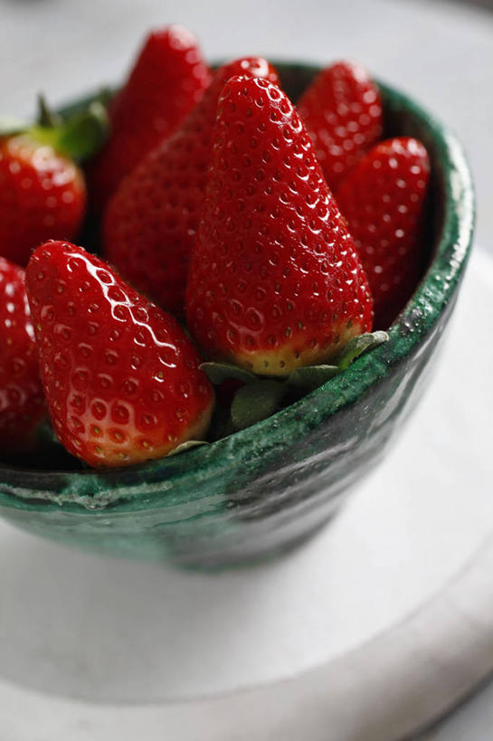 无人,竖图,俯视,室内,特写,白天,餐桌,桌子,草莓,浆果,餐具,水果,一堆,许多,阴影,堆叠,堆积,新鲜,反射,碟子,盘,影子,陶瓷,生食,食品,果实,陶瓷制品,食物,一个,红色,盘子,容器,碟,碗,有机食品,绿色食品,单个,餐台,储藏,堆,储存,洋莓,水果皇后,红莓,地莓,彩图,高角度拍摄,贮存