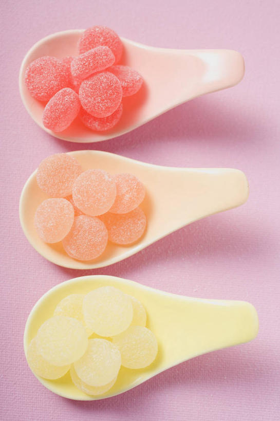 无人,竖图,俯视,室内,特写,白天,餐桌,桌子,一堆,一排,许多,阴影,堆叠,堆积,粉色背景,整齐,反射,影子,勺子,食品,糖,糖果,甜点,甜品,软糖,三把,食物,排列,黄色,红色,调羹,汤匙,甜食,橙色,摄影,影棚,餐台,堆,队列,彩图,高角度拍摄,影棚拍摄,拍摄