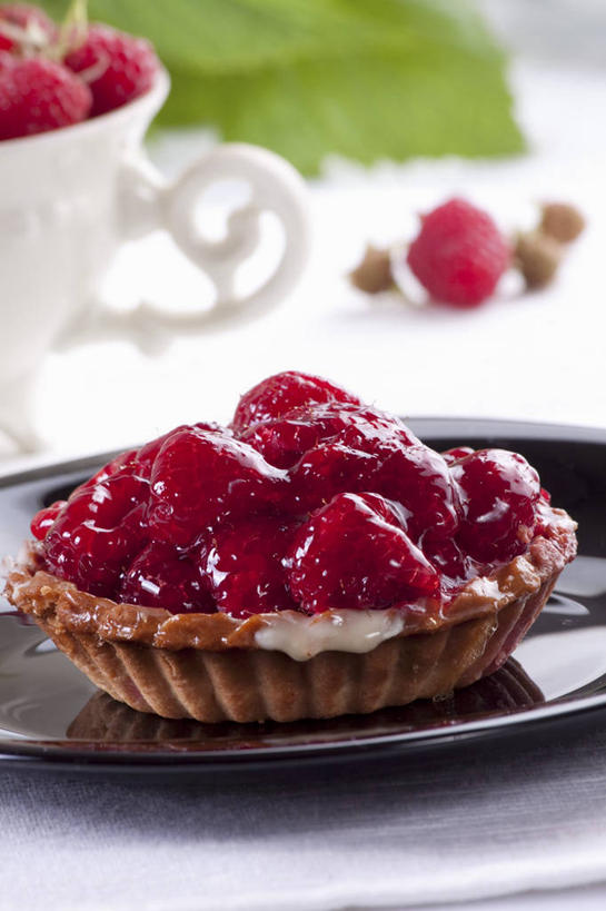 点心,无人,竖图,俯视,室内,特写,白天,下午茶,餐桌,桌子,杯子,餐具,水果,叶子,阴影,朦胧,模糊,新鲜,反射,瓷器,碟子,盘,影子,生食,食品,果实,绿叶,咖啡杯,陶瓷制品,蛋挞,食物,糕点,红色,白色,盘子,碟,果酱,嫩叶,有机食品,绿色食品,餐台,瓷杯,山莓,树莓,三月泡,四月泡,山抛子,刺葫芦,悬钩子,馒头菠,高脚菠,龙船泡,泡儿刺,果子酱,蛋塔,叶,叶片,彩图,高角度拍摄