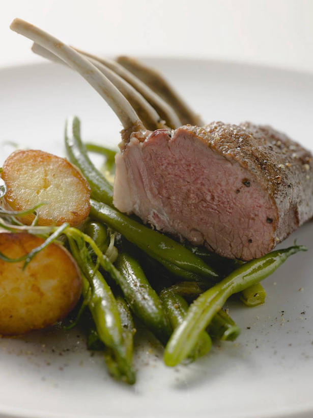 无人,竖图,俯视,室内,特写,白天,烹饪,西餐,植物,餐桌,桌子,豆,土豆,餐具,阴影,反射,碟子,盘,影子,豆类,豆子,肉,羊排,料理,食品,羊肉,菜肴,美食,肉类,食物,白色,盘子,碟,西式,摄影,佳肴,影棚,餐台,肉食,豆科,馍馍蛋,青大豆,洋芋,山药蛋,青豆,马铃薯,彩图,高角度拍摄,影棚拍摄,拍摄