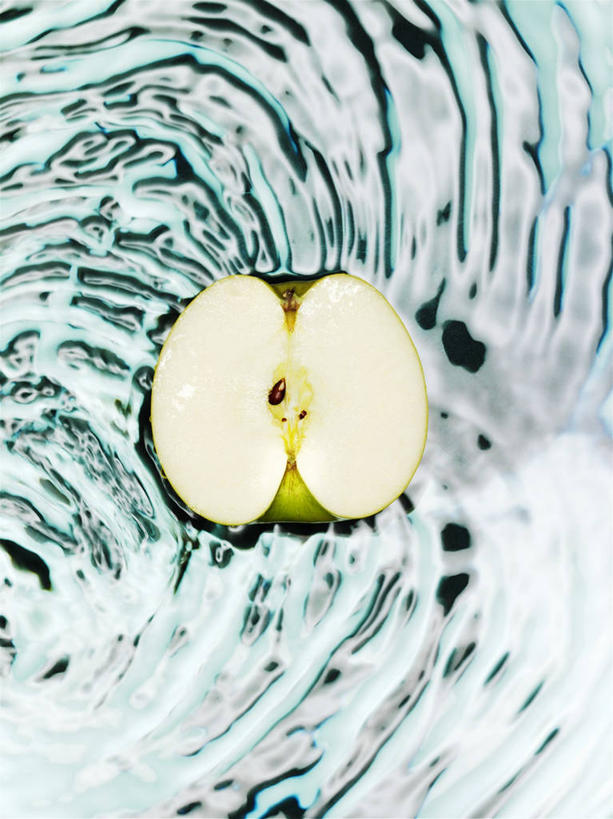 无人,竖图,室内,特写,白天,正面,水,苹果,水果,阴影,波纹,飞溅,新鲜,溅,反射,液体,影子,水滴,生食,食品,果实,水珠,食物,一个,水纹,波浪,青苹果,摄影,有机食品,绿色食品,影棚,单个,喷洒,横截面,剖面,截面,截面图形,彩图,影棚拍摄,拍摄